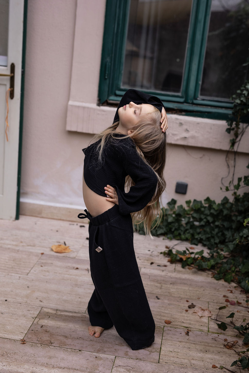 divci-top-měkký-prodyšný-mušelín-stylový-volný-široky-rukáv-Ideální-pro-každodenní-nošení-letní-večery-Lehkost-elegance-volnost-pro-teplé-dny-do-školy-hřiště-cerna