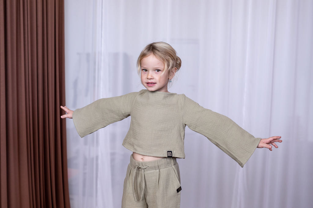 divci-top-měkký-prodyšný-mušelín-stylový-volný-široky-rukáv-Ideální-pro-každodenní-nošení-letní-večery-Lehkost-elegance-volnost-pro-teplé-dny-do-školy-hřiště-khaki