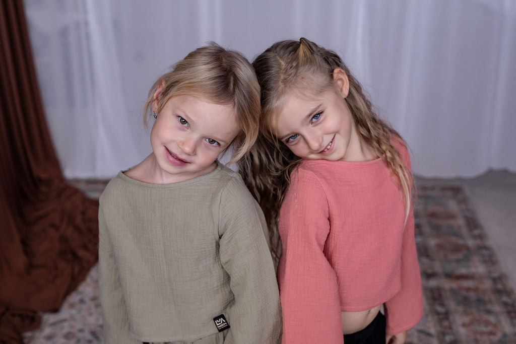 divci-top-měkký-prodyšný-mušelín-stylový-volný-široky-rukáv-Ideální-pro-každodenní-nošení-letní-večery-Lehkost-elegance-volnost-pro-teplé-dny-do-školy-hřiště-khaki