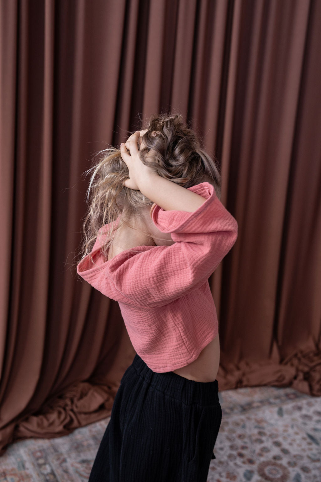 divci-top-měkký-prodyšný-mušelín-stylový-volný-široky-rukáv-Ideální-pro-každodenní-nošení-letní-večery-Lehkost-elegance-volnost-pro-teplé-dny-do-školy-hřiště-koral