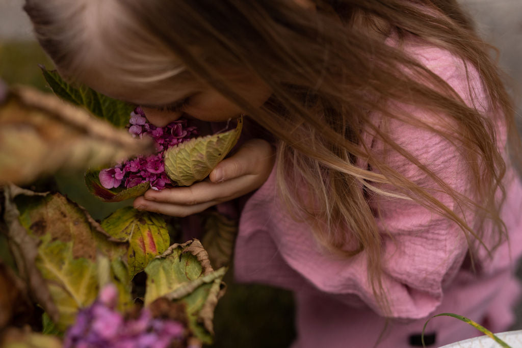 divci-top-měkký-prodyšný-mušelín-stylový-volný-široky-rukáv-Ideální-pro-každodenní-nošení-letní-večery-Lehkost-elegance-volnost-pro-teplé-dny-do-školy-hřiště-ruzova-detail