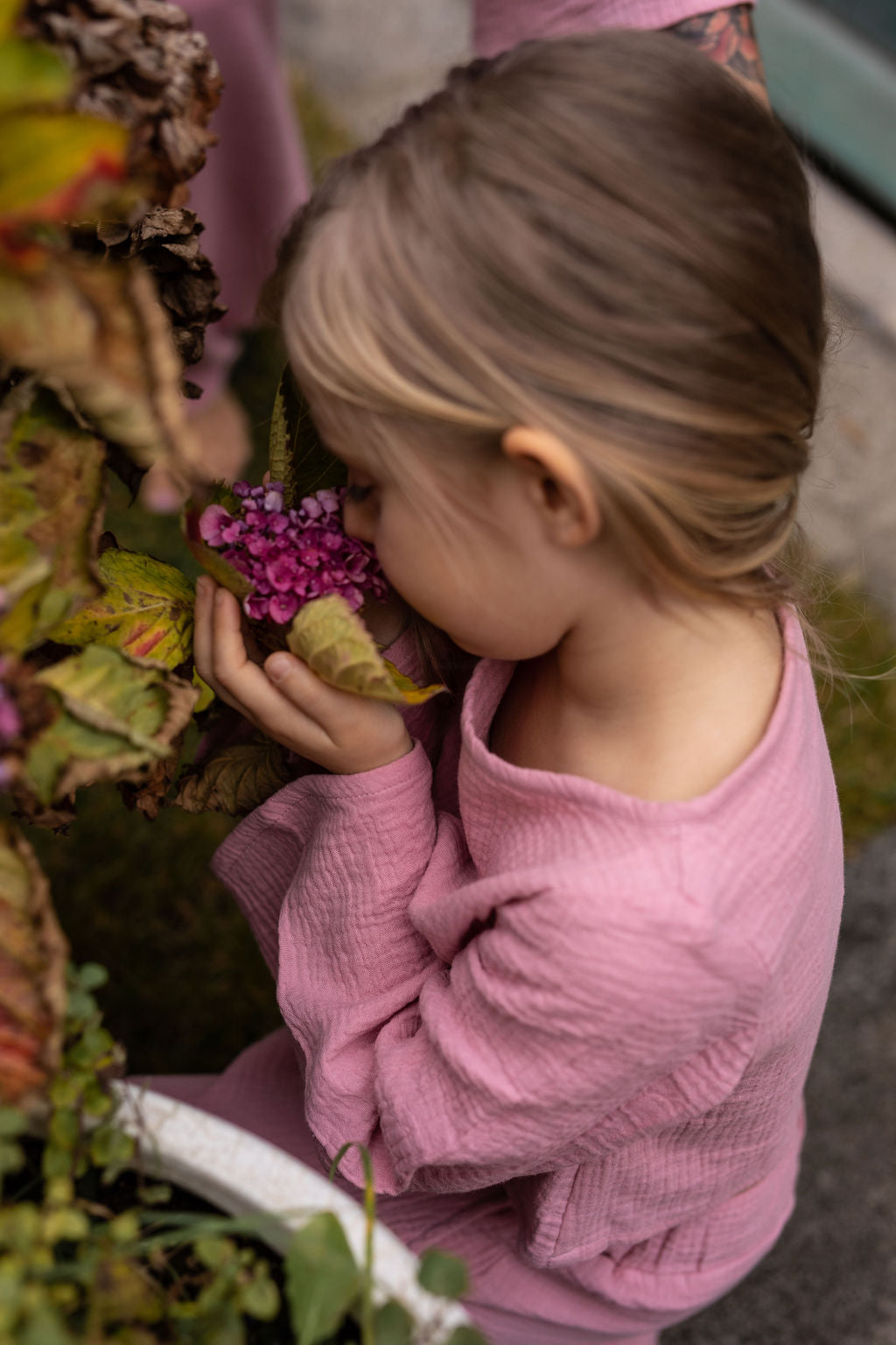 divci-top-měkký-prodyšný-mušelín-stylový-volný-široky-rukáv-Ideální-pro-každodenní-nošení-letní-večery-Lehkost-elegance-volnost-pro-teplé-dny-do-školy-hřiště-ruzova