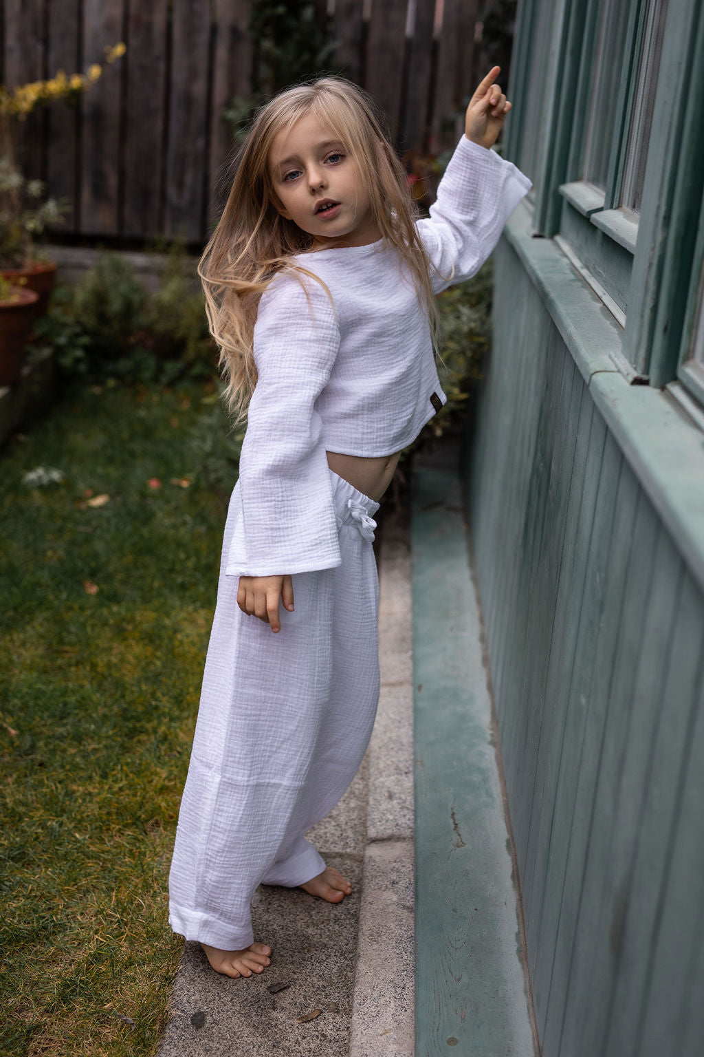 divci-top-měkký-prodyšný-mušelín-stylový-volný-široky-rukáv-Ideální-pro-každodenní-nošení-letní-večery-Lehkost-elegance-volnost-pro-teplé-dny-do-školy-hřiště-bila