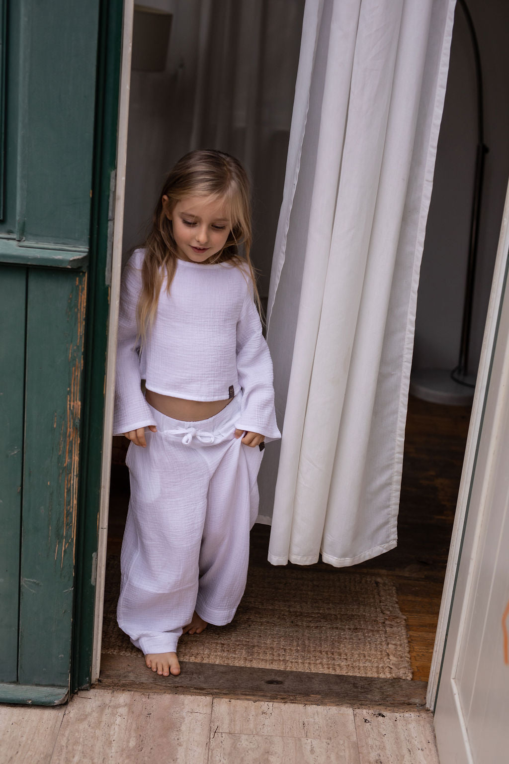 divci-top-měkký-prodyšný-mušelín-stylový-volný-široky-rukáv-Ideální-pro-každodenní-nošení-letní-večery-Lehkost-elegance-volnost-pro-teplé-dny-do-školy-hřiště-bila