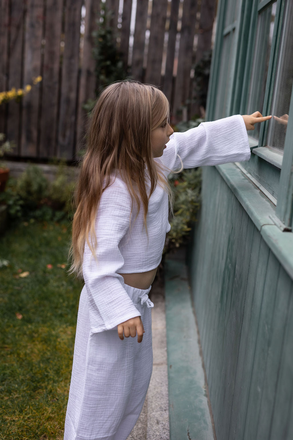 divci-top-měkký-prodyšný-mušelín-stylový-volný-široky-rukáv-Ideální-pro-každodenní-nošení-letní-večery-Lehkost-elegance-volnost-pro-teplé-dny-do-školy-hřiště-bila