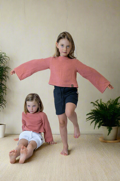 divci-top-měkký-prodyšný-mušelín-stylový-volný-široky-rukáv-Ideální-pro-každodenní-nošení-letní-večery-Lehkost-elegance-volnost-pro-teplé-dny-do-školy-hřiště-coral