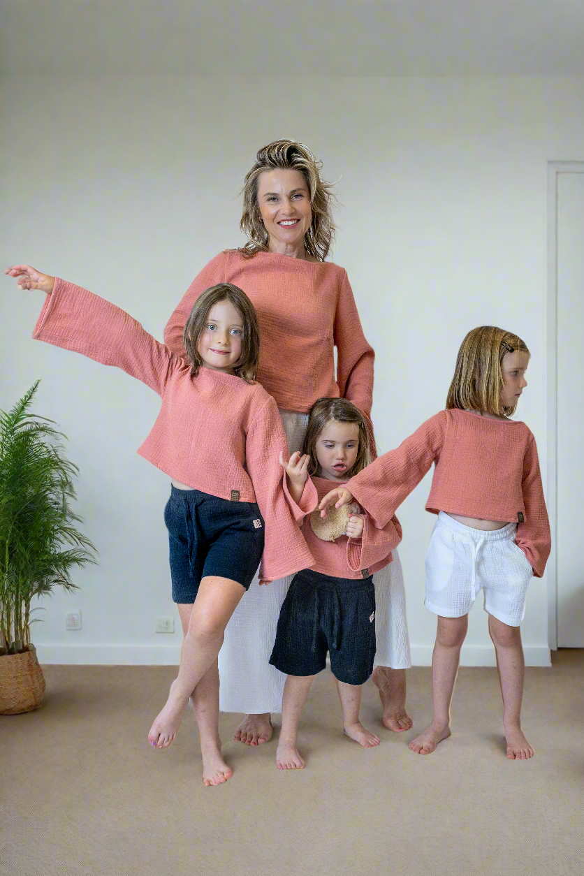 divci-top-měkký-prodyšný-mušelín-stylový-volný-široky-rukáv-Ideální-pro-každodenní-nošení-letní-večery-Lehkost-elegance-volnost-pro-teplé-dny-do-školy-hřiště-coral