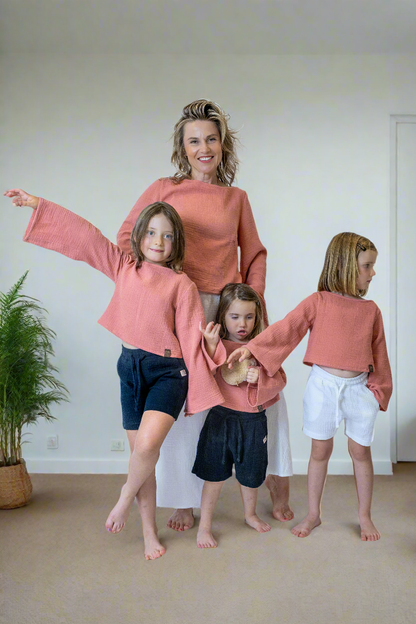 divci-top-měkký-prodyšný-mušelín-stylový-volný-široky-rukáv-Ideální-pro-každodenní-nošení-letní-večery-Lehkost-elegance-volnost-pro-teplé-dny-do-školy-hřiště-coral