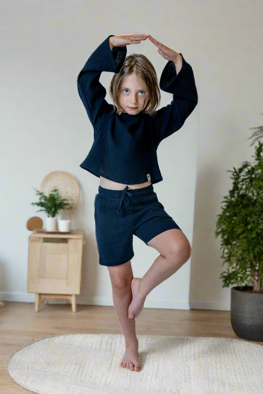 divci-top-měkký-prodyšný-mušelín-stylový-volný-široky-rukáv-Ideální-pro-každodenní-nošení-letní-večery-Lehkost-elegance-volnost-pro-teplé-dny-do-školy-hřiště-cerna