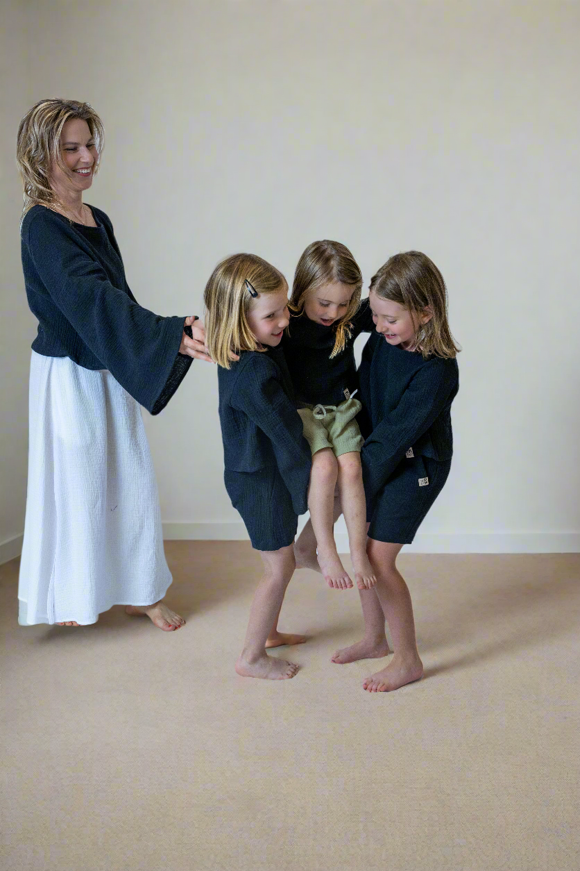 divci-top-měkký-prodyšný-mušelín-stylový-volný-široky-rukáv-Ideální-pro-každodenní-nošení-letní-večery-Lehkost-elegance-volnost-pro-teplé-dny-do-školy-hřiště-cerna