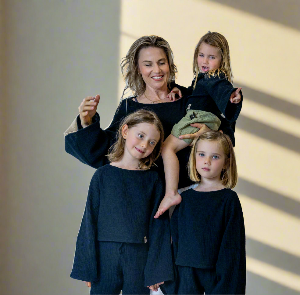 divci-top-měkký-prodyšný-mušelín-stylový-volný-široky-rukáv-Ideální-pro-každodenní-nošení-letní-večery-Lehkost-elegance-volnost-pro-teplé-dny-do-školy-hřiště-cerna